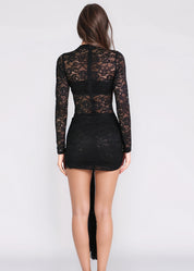 REA - vestito mini in pizzo nero con drappeggio sul davanti e dettaglio in diamanti