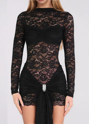 REA - vestito mini in pizzo nero con drappeggio sul davanti e dettaglio in diamanti