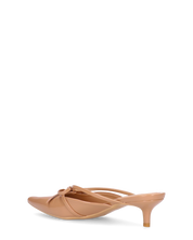 MINNY - décolleté in glassy beige con fiocco e tacco basso