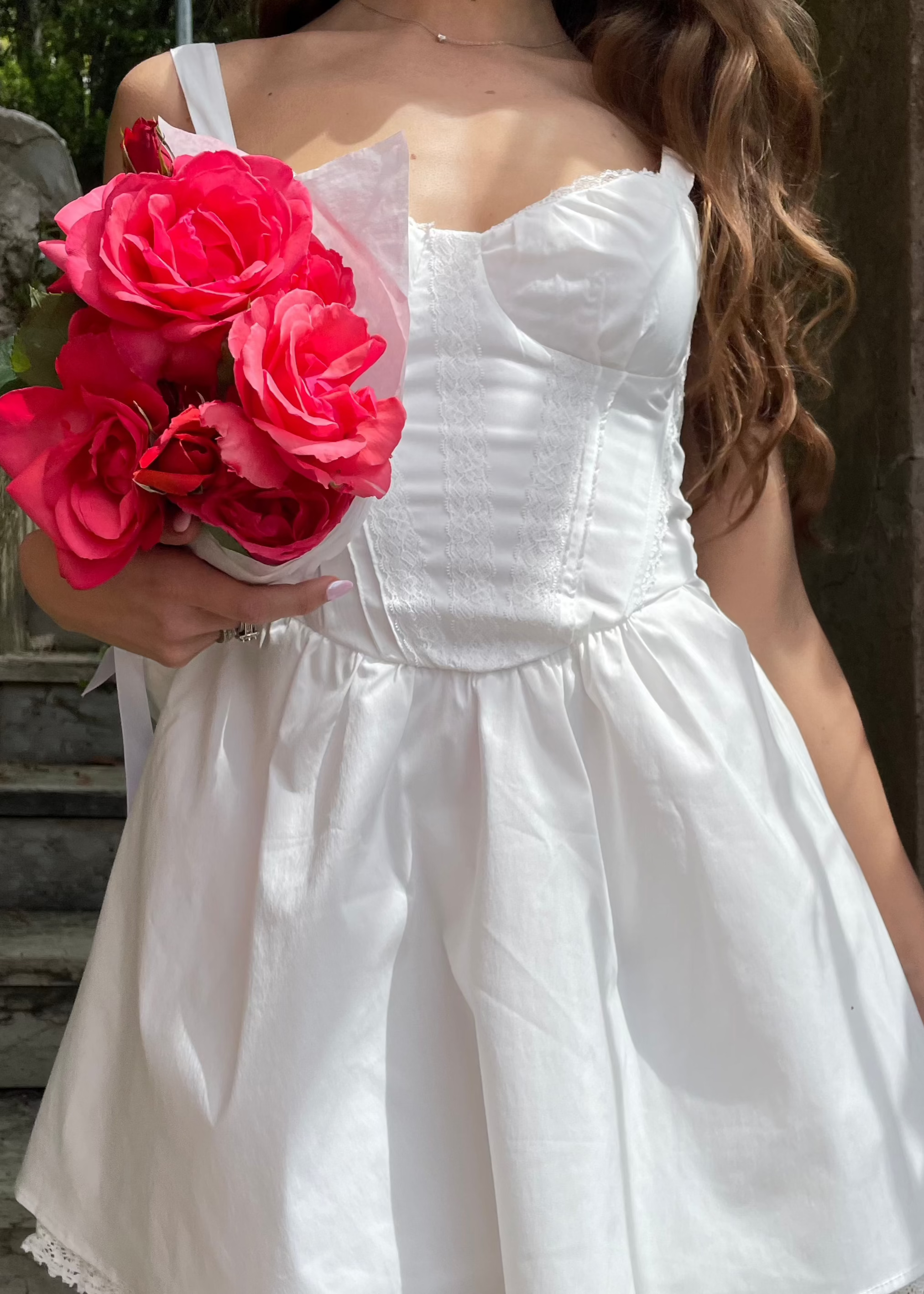 PETAL - abito mini in bianco con gonna ampia e fiocco sulla schiena