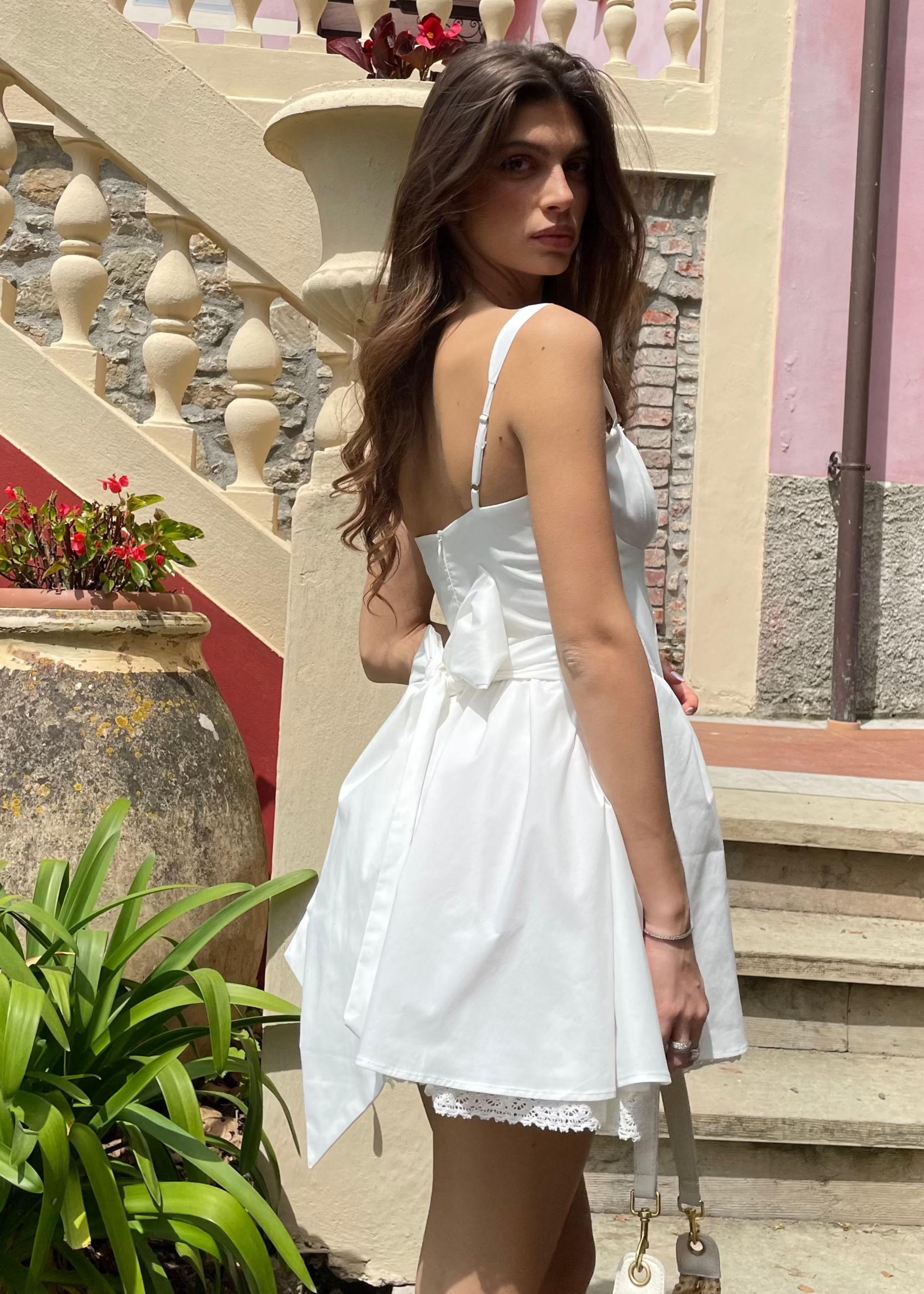 PETAL - abito mini in bianco con gonna ampia e fiocco sulla schiena