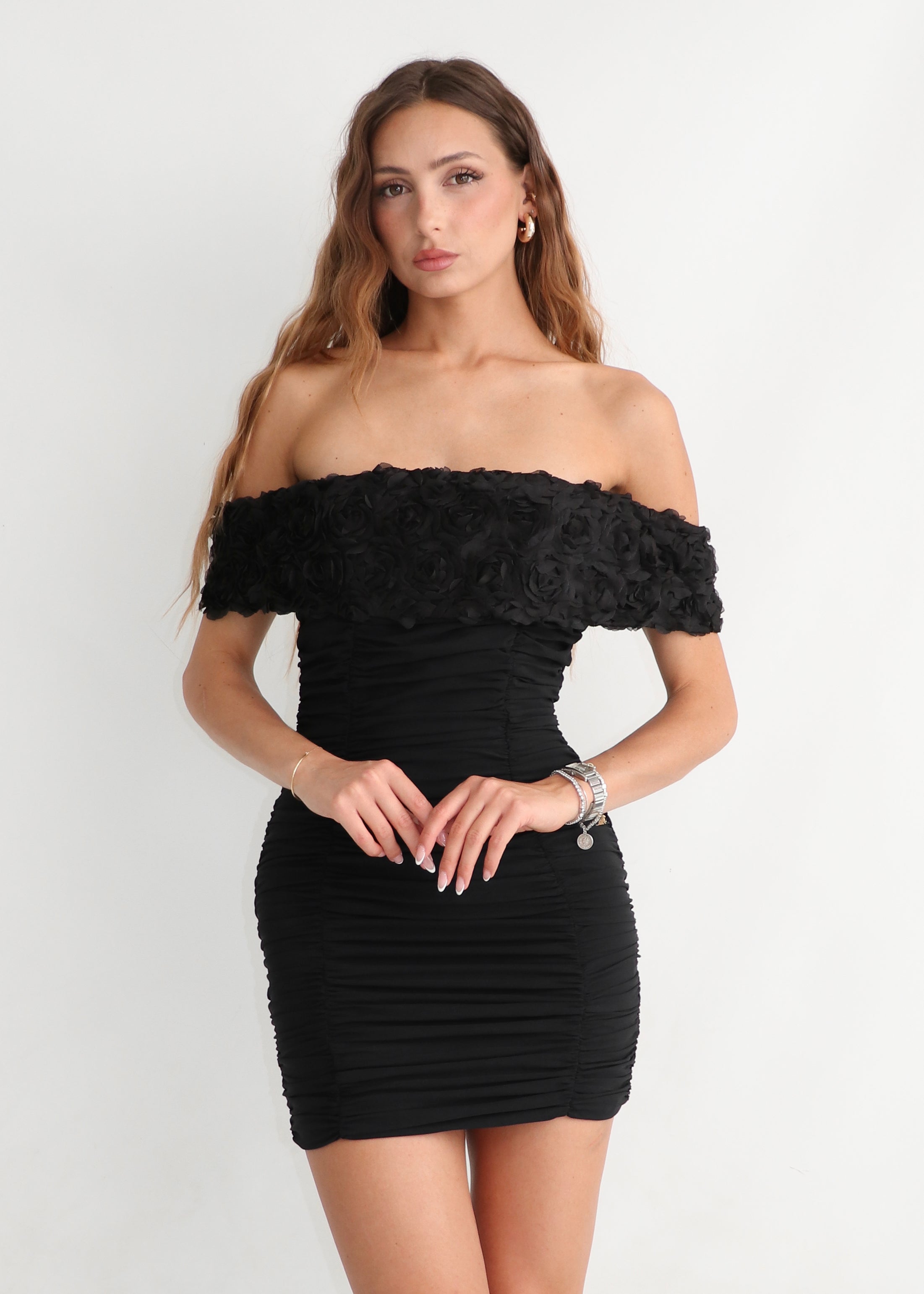 ZELIE - vestito nero con balze e fascia con dettaglio rose