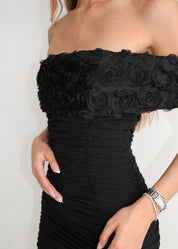 ZELIE - vestito nero con balze e fascia con dettaglio rose