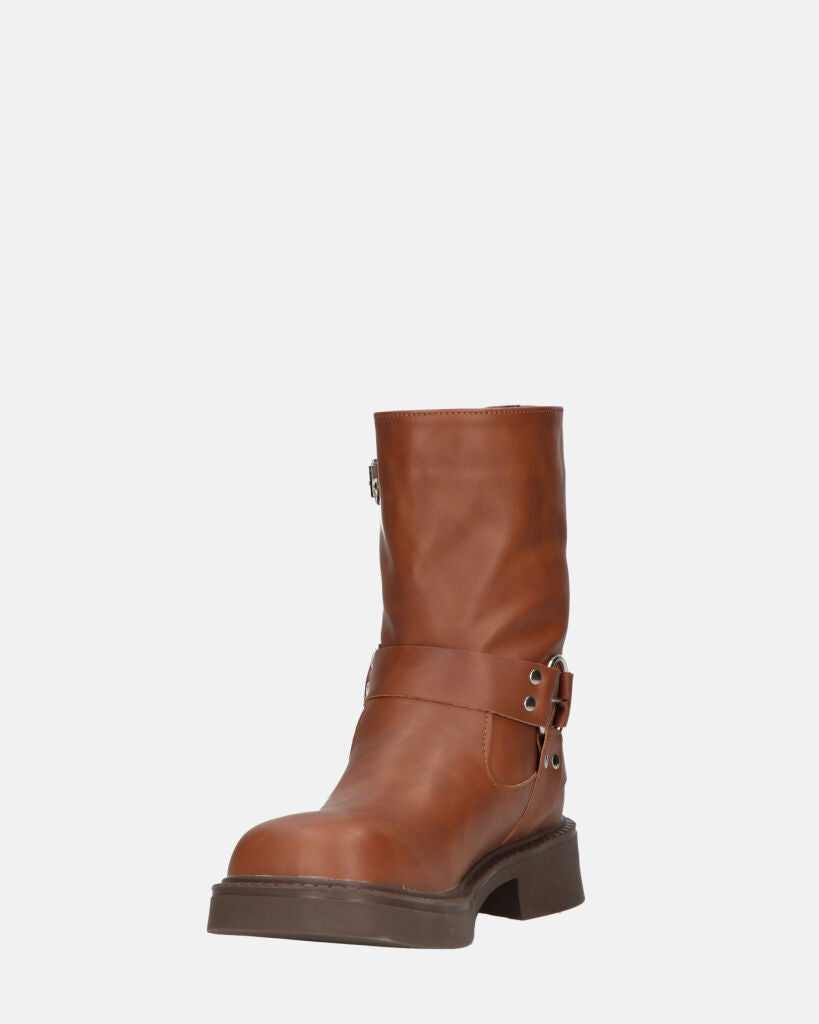 RYOKO - stivaletti marroni con borchie e cinturini