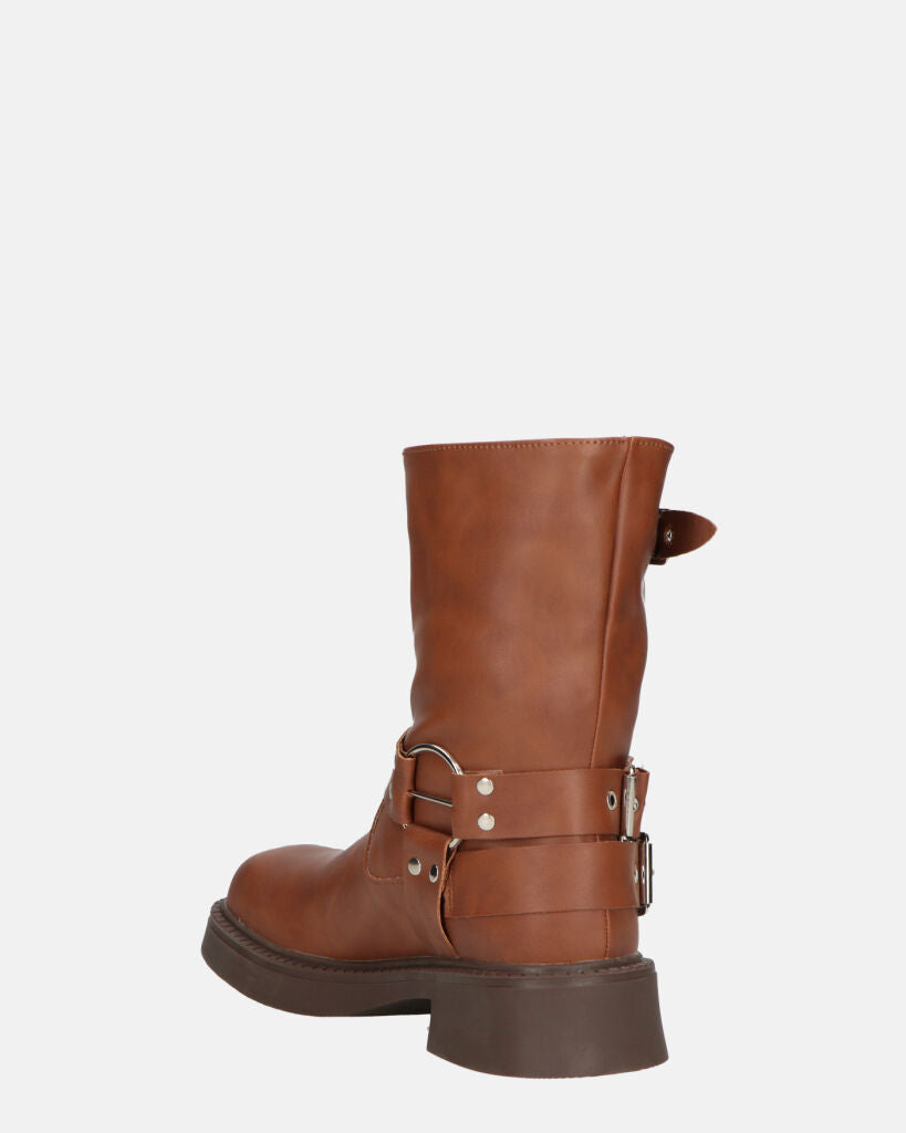 RYOKO - stivaletti marroni con borchie e cinturini