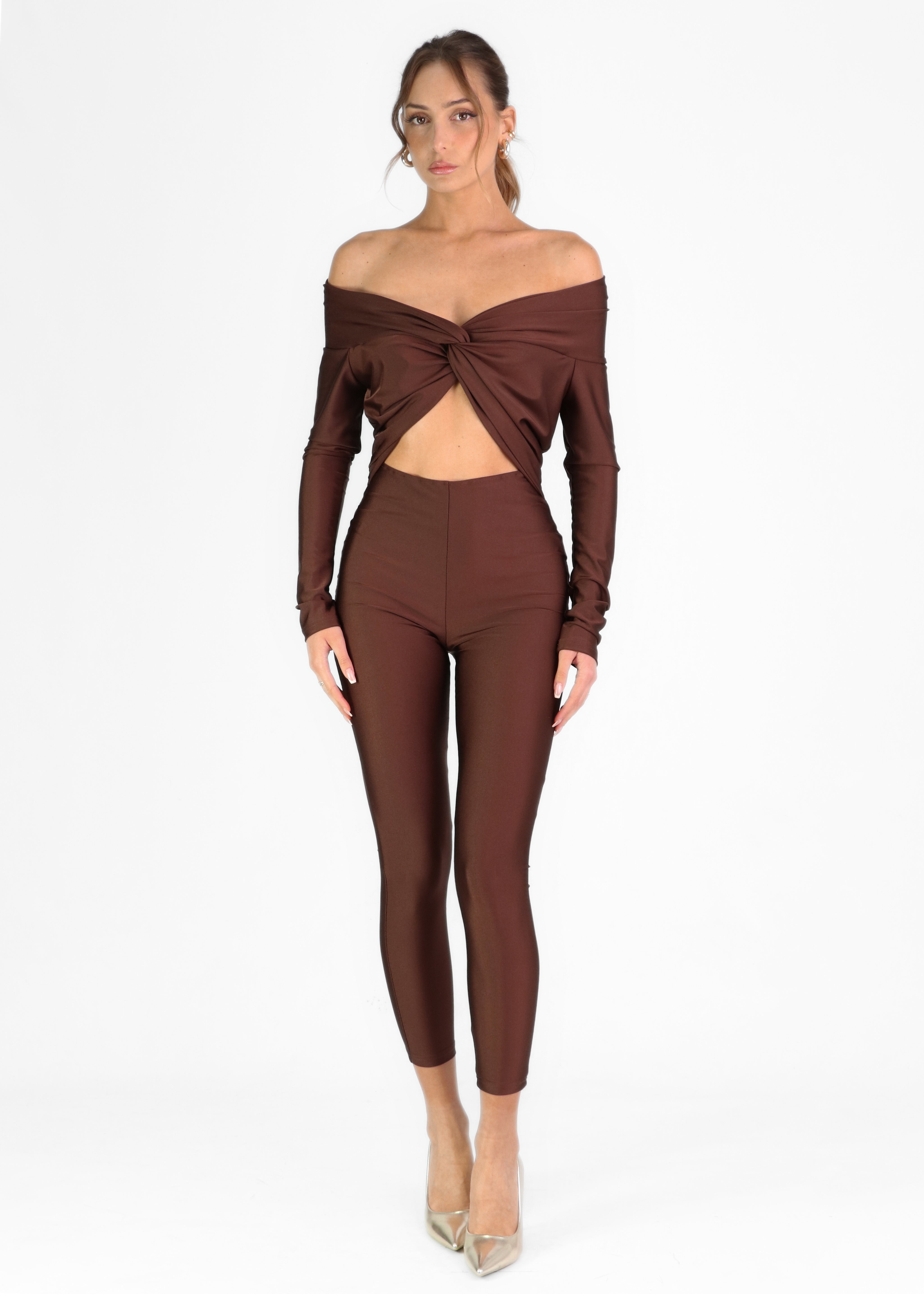JULIA -  tuta jumpsuit marrone effetto lucido con scollo Bardot