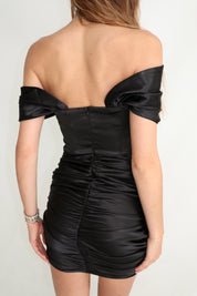 HAYDEN - vestito nero satin con scollo bardot e gonna incrociata