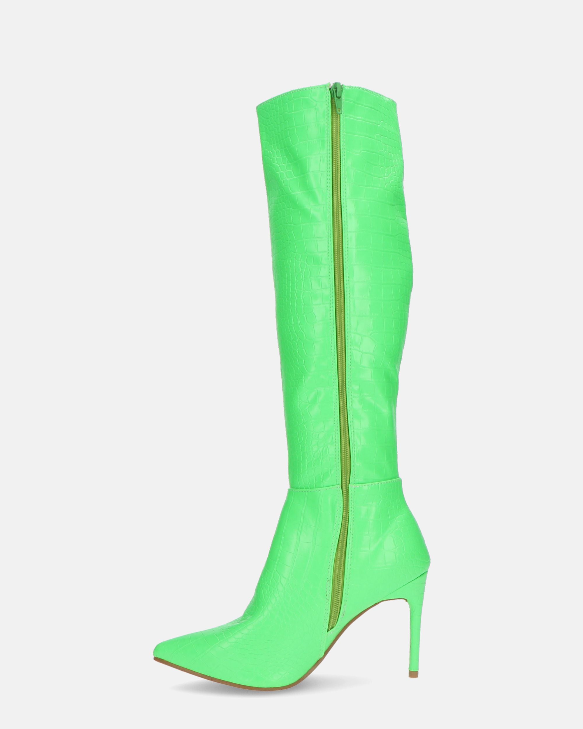 LAILA - stivali alti in ecopelle verde con trama coccodrillo e cintura laterale