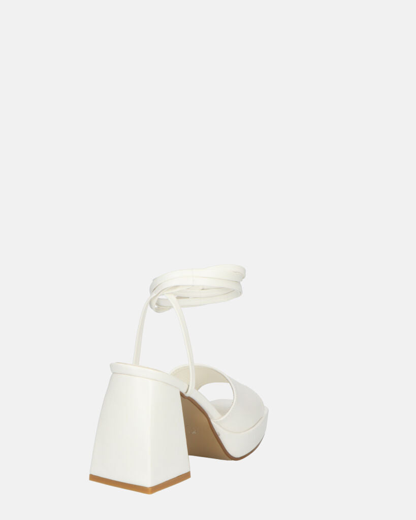 TOMI - sandali bianchi con lacci e tacco squadrato