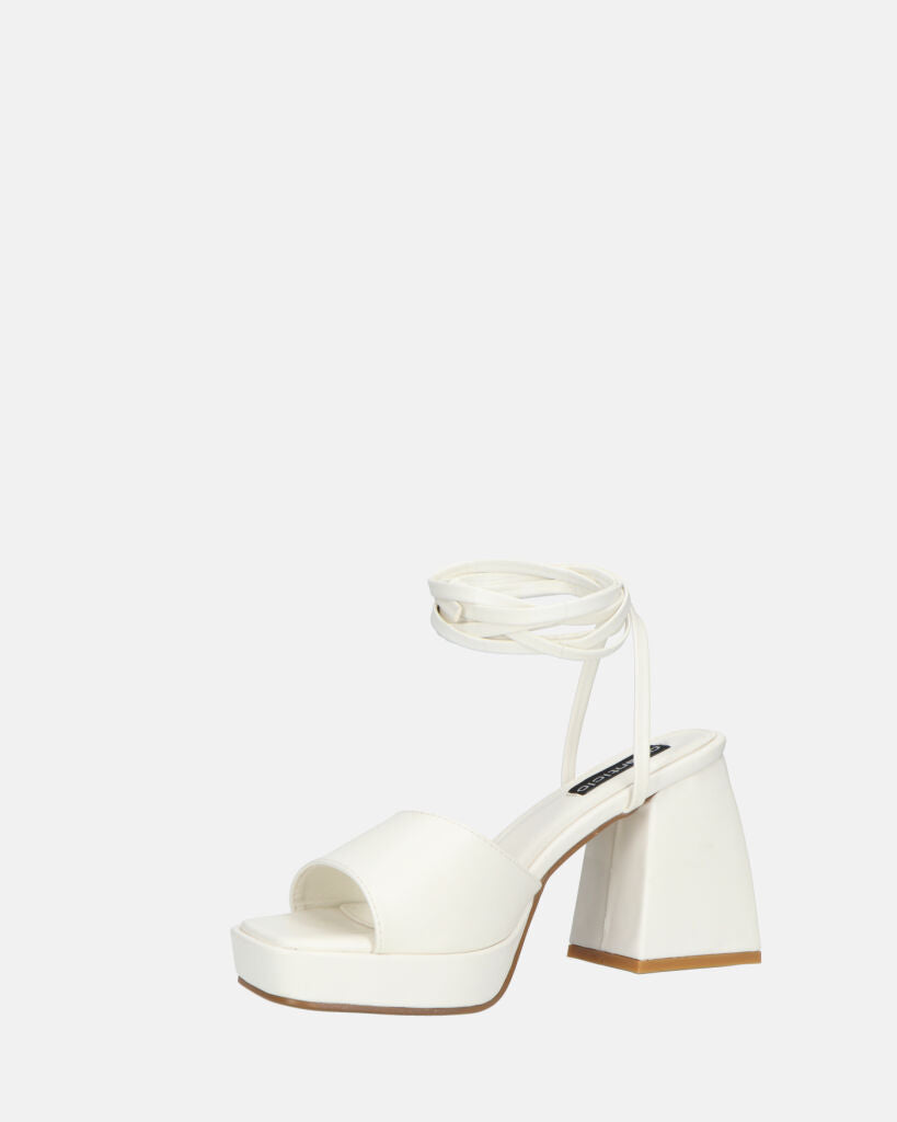 TOMI - sandali bianchi con lacci e tacco squadrato