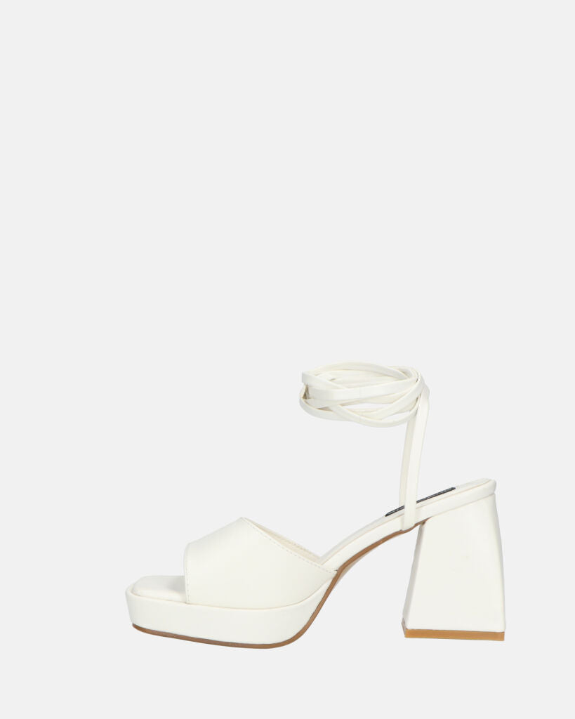 TOMI - sandali bianchi con lacci e tacco squadrato