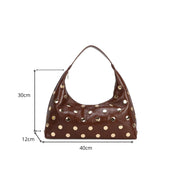 HANA - Borsa a mezzaluna marrone a spalla con maxi borchie dorate