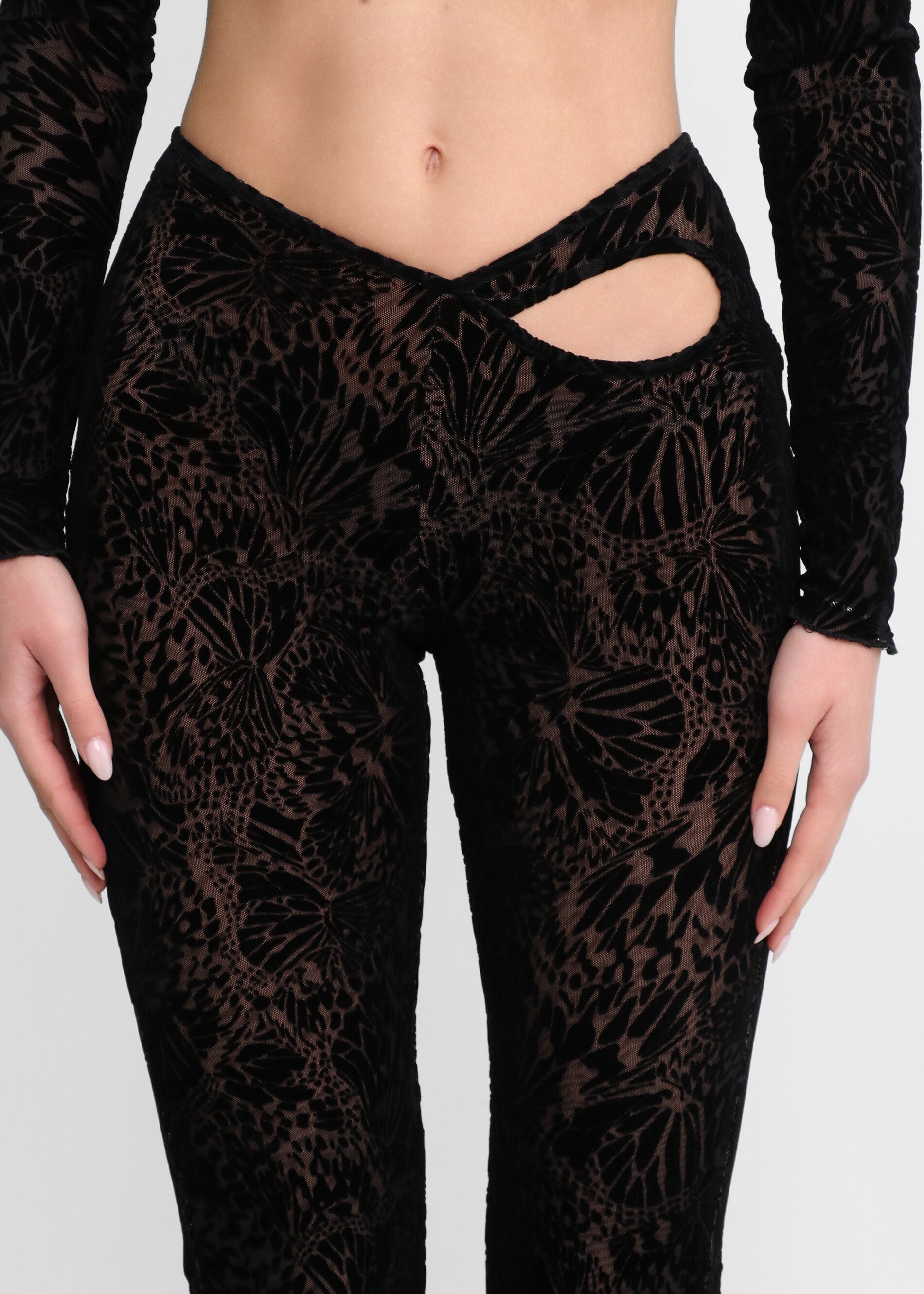 BLAKE - co-ord set in nero con crop top e pantaloni flare con trama in rilievo