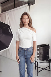 BRIDIE - body maniche corte e scollatura asimmetrica in bianco