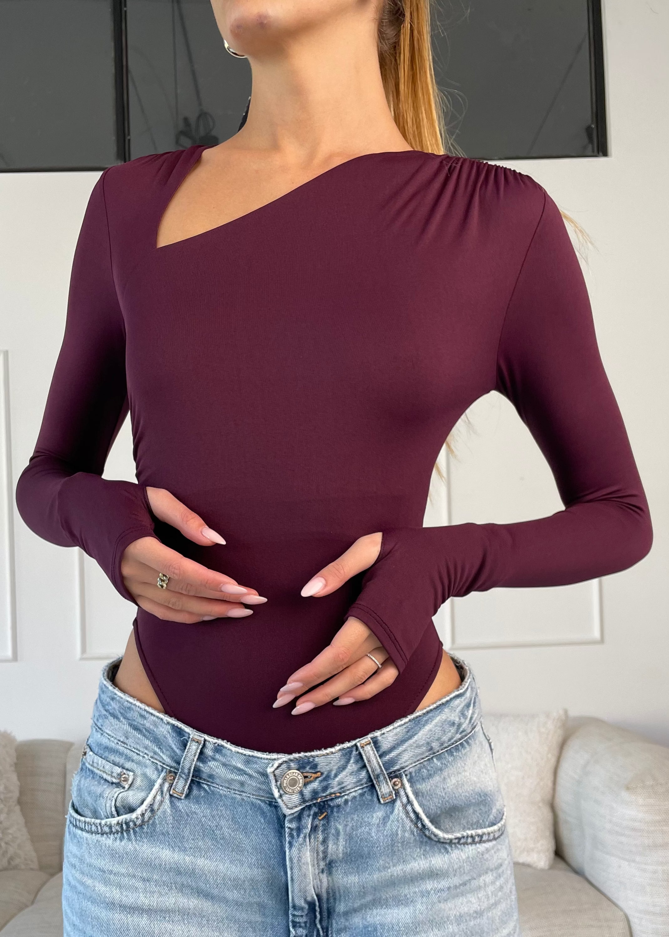 CLOTILDE - body bordeaux a maniche lunghe, scollatura asimmetrica con foro per pollice
