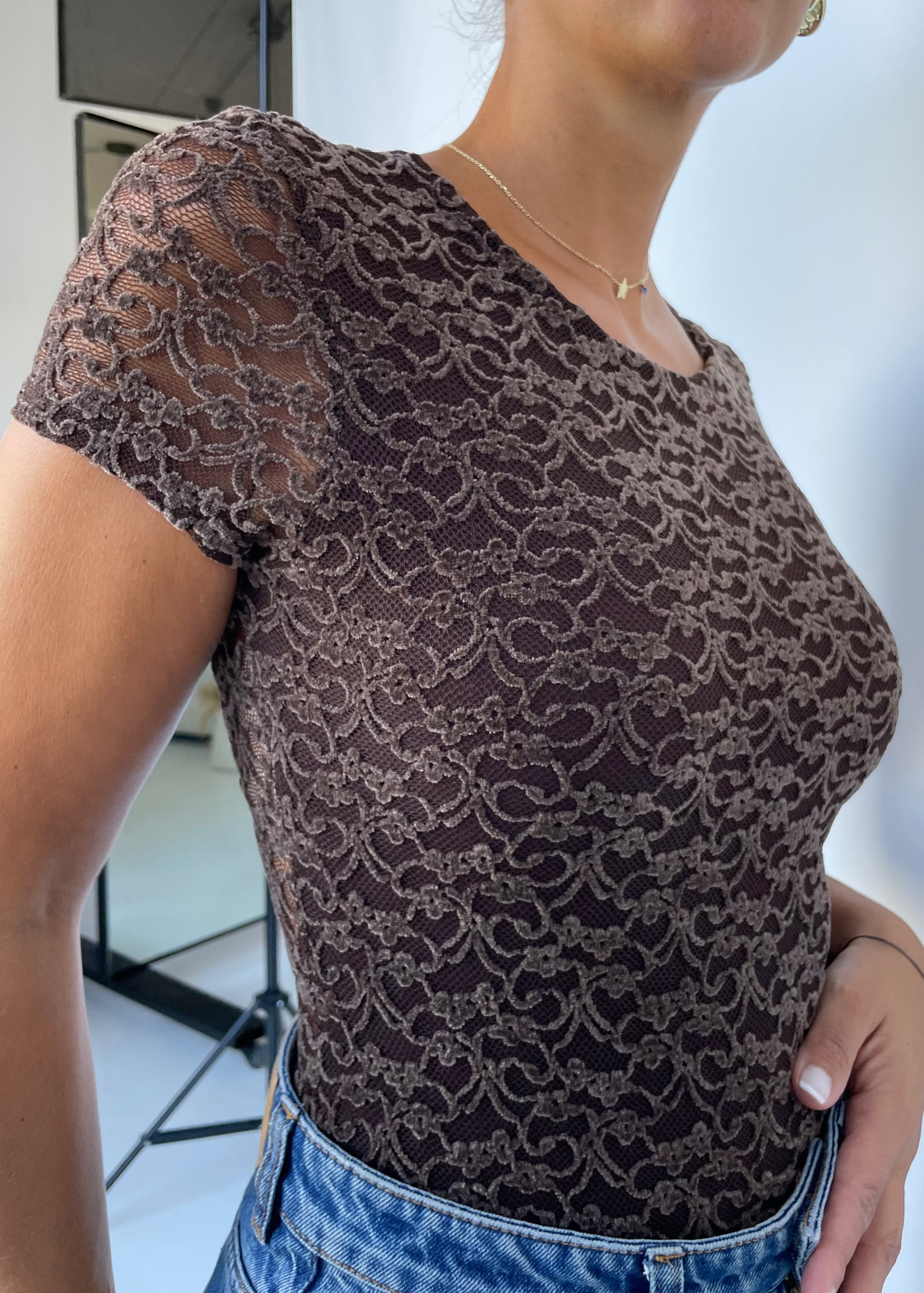 DONNA -body maniche corte in pizzo disegni in rilievo marrone