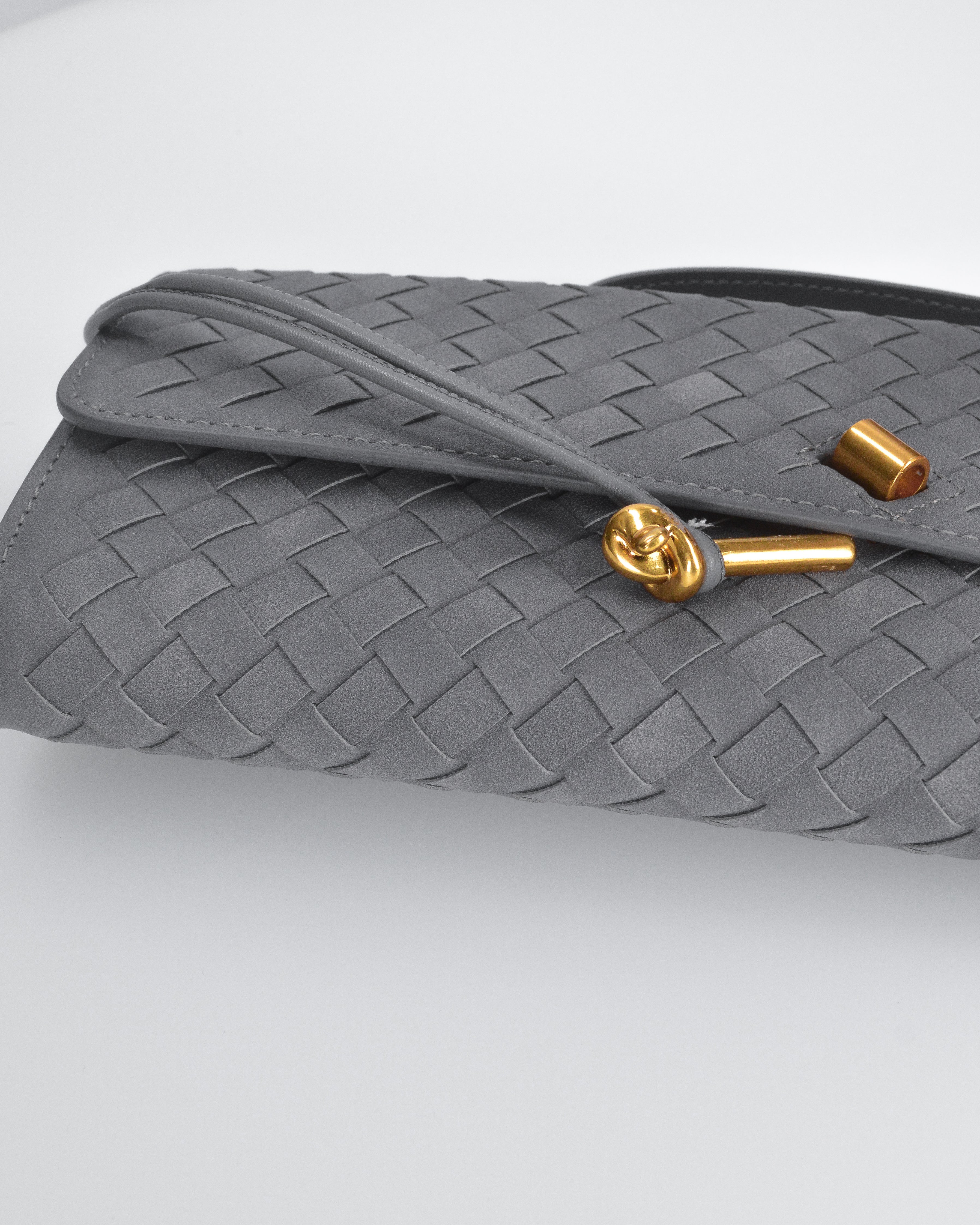 FANNY - borsa pochette grigia con chiusura decorativa oro