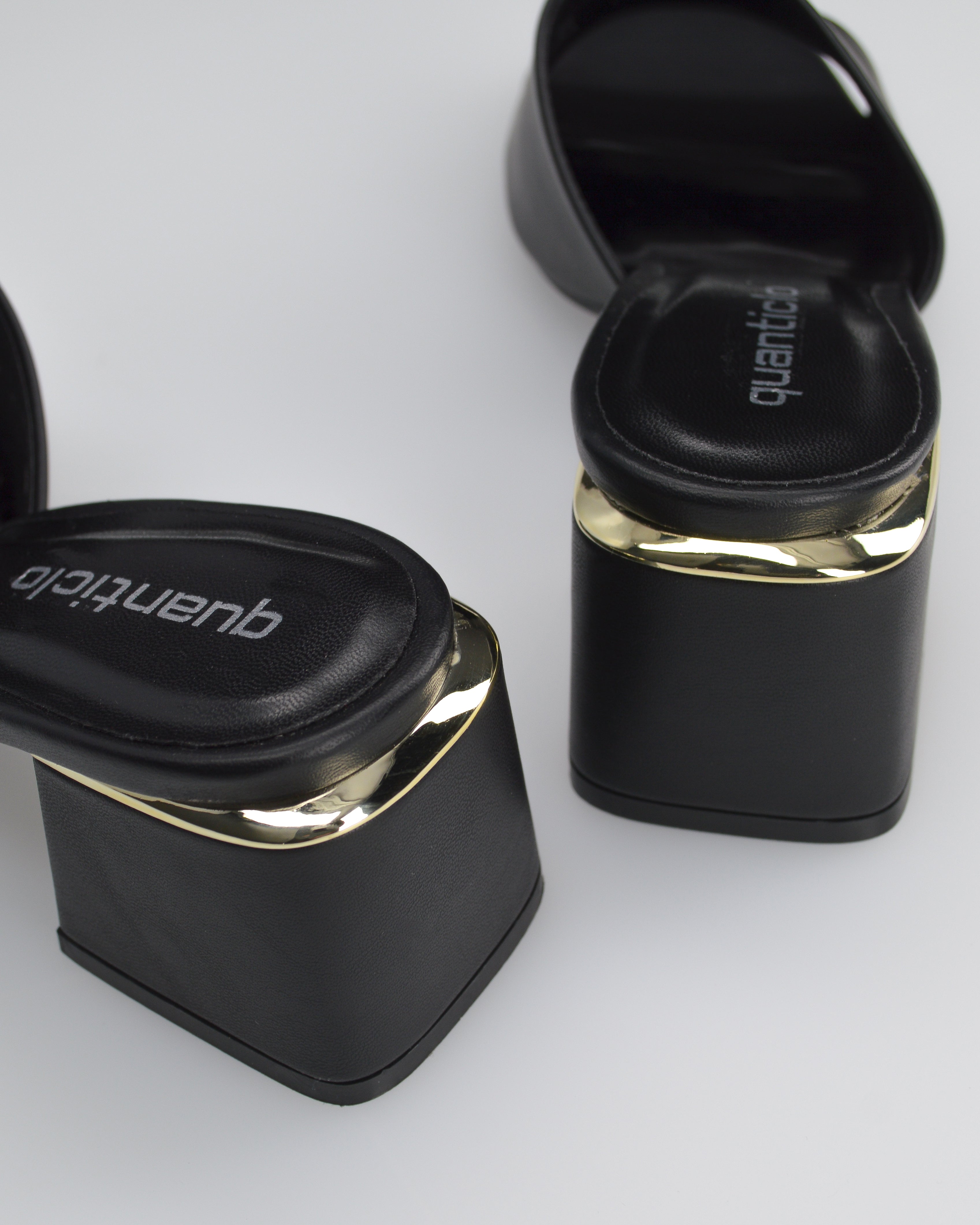 MARTHE - sandali neri con dettaglio dorato sopra il tacco squadrato