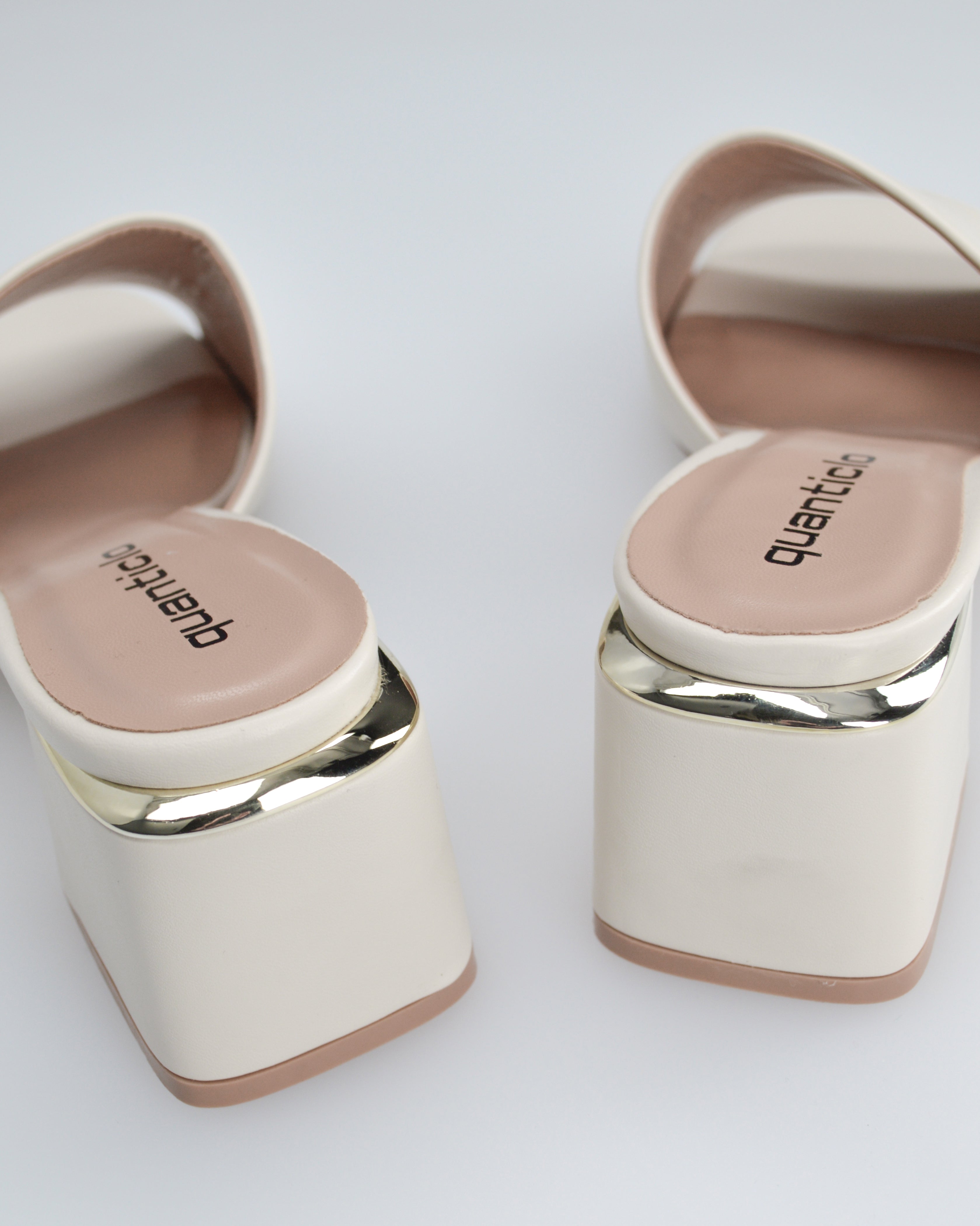 MARTHE - sandali beige con dettaglio dorato sopra il tacco squadrato