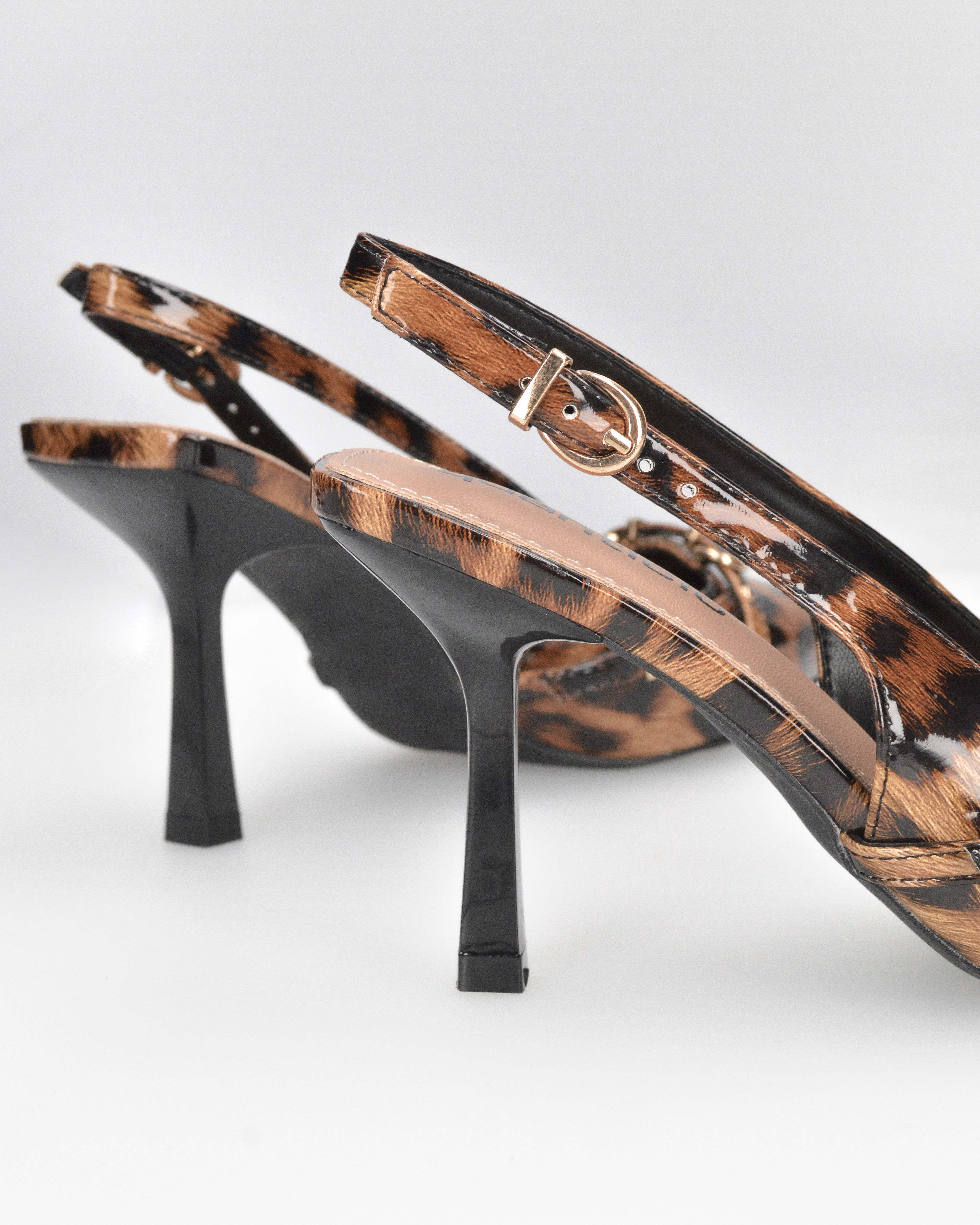 ODA - slingback a punta leopardate con fibbie e tacco a spillo