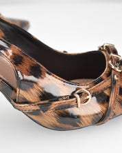 ODA - slingback a punta leopardate con fibbie e tacco a spillo