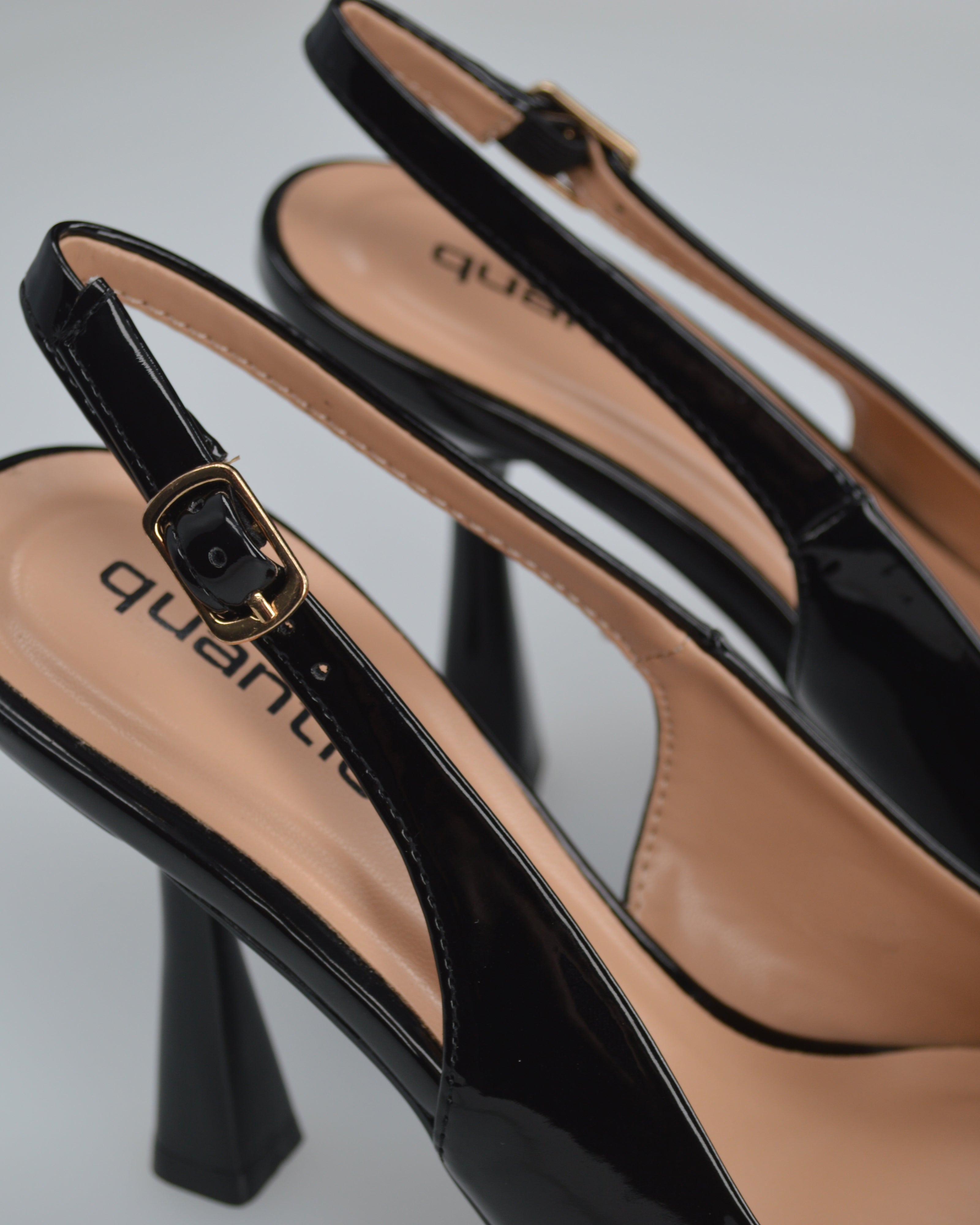 ANETTE - décolleté in glassy nero con cinturino regolabile