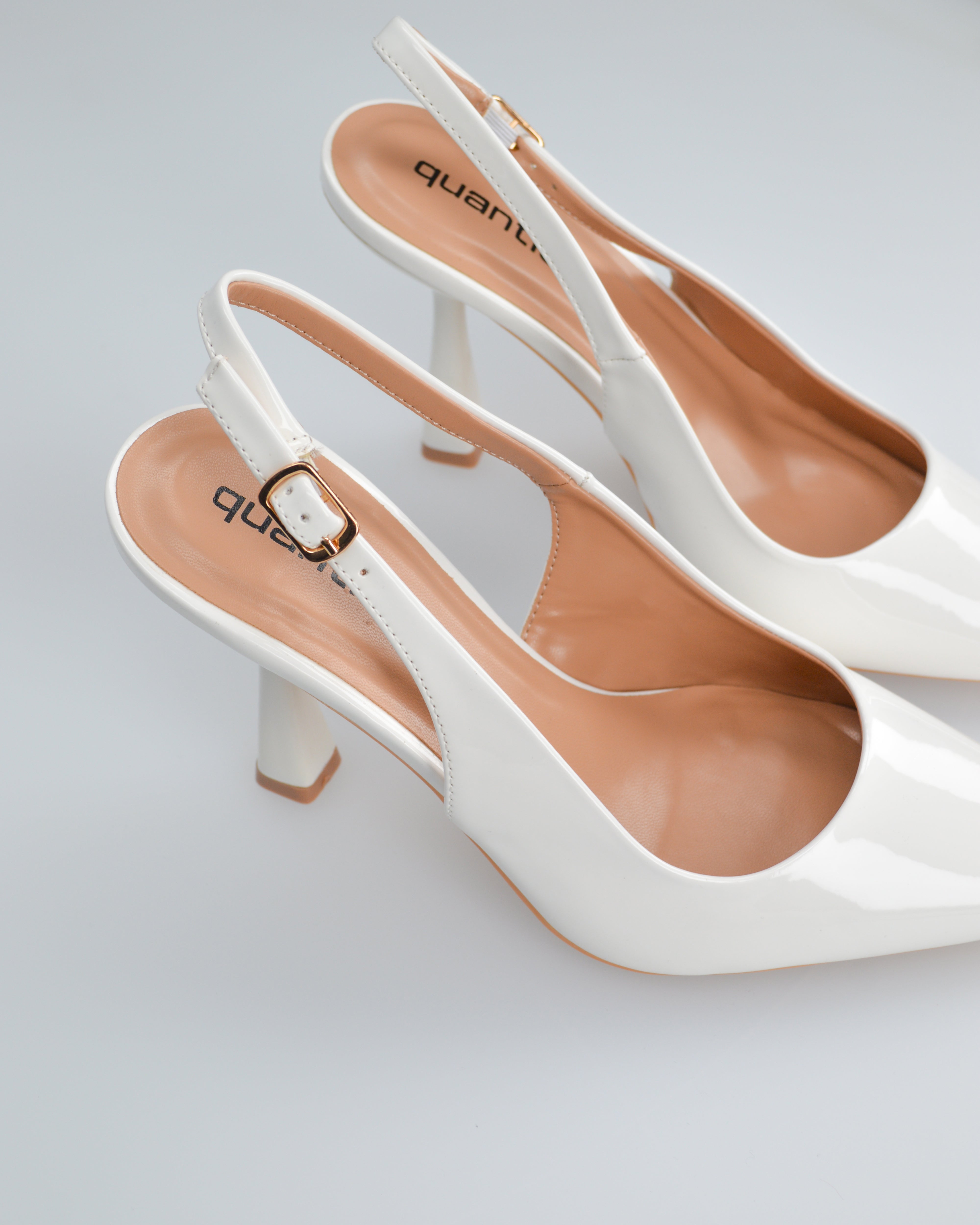 ANETTE - décolleté in glassy bianco con cinturino regolabile