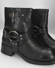 MELISSA - stivaletti biker neri in ecopelle con fascie borchiate e anelli metallici