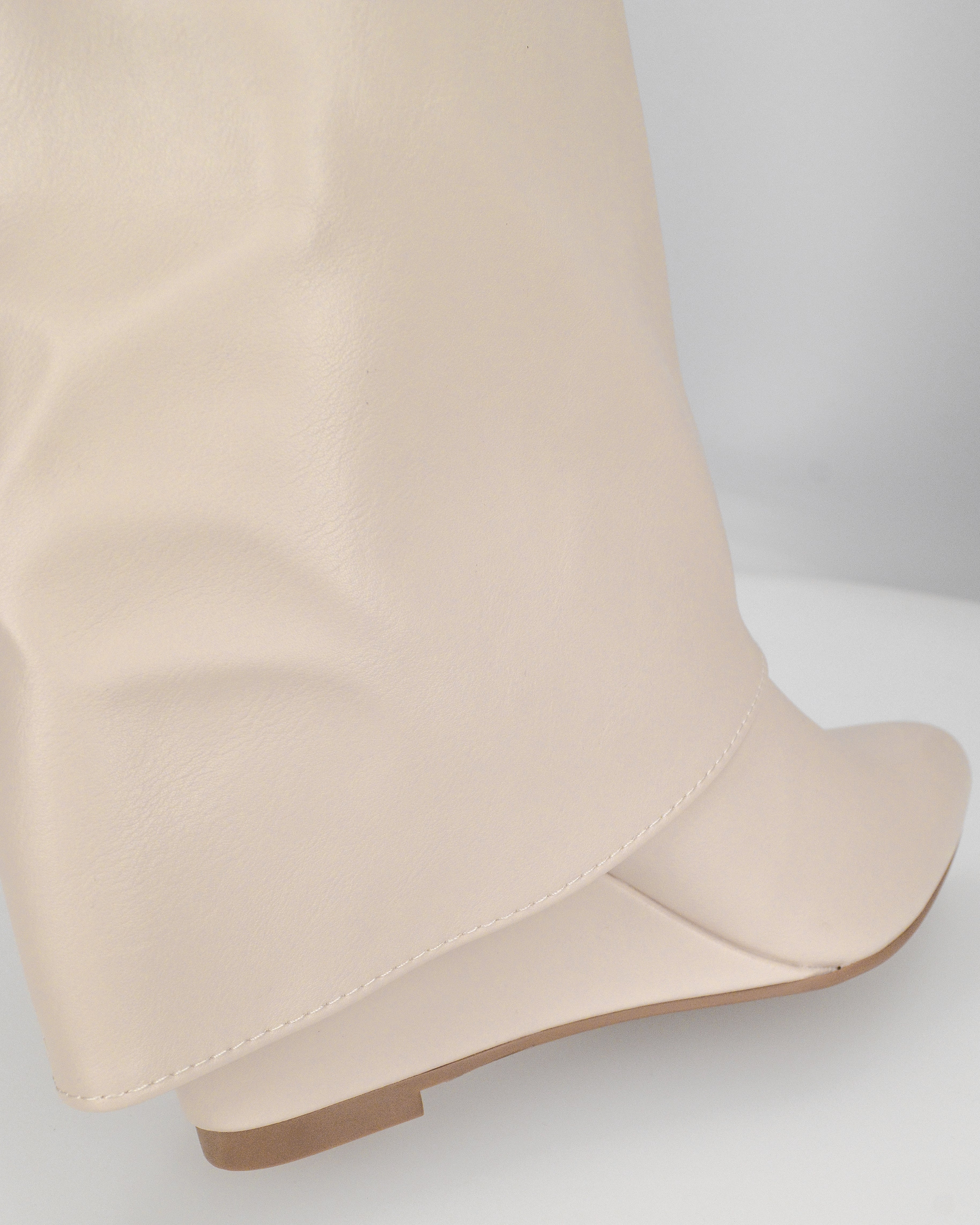 MELANIA - stivali alti beige con risvolto e zeppa, chiusura zip