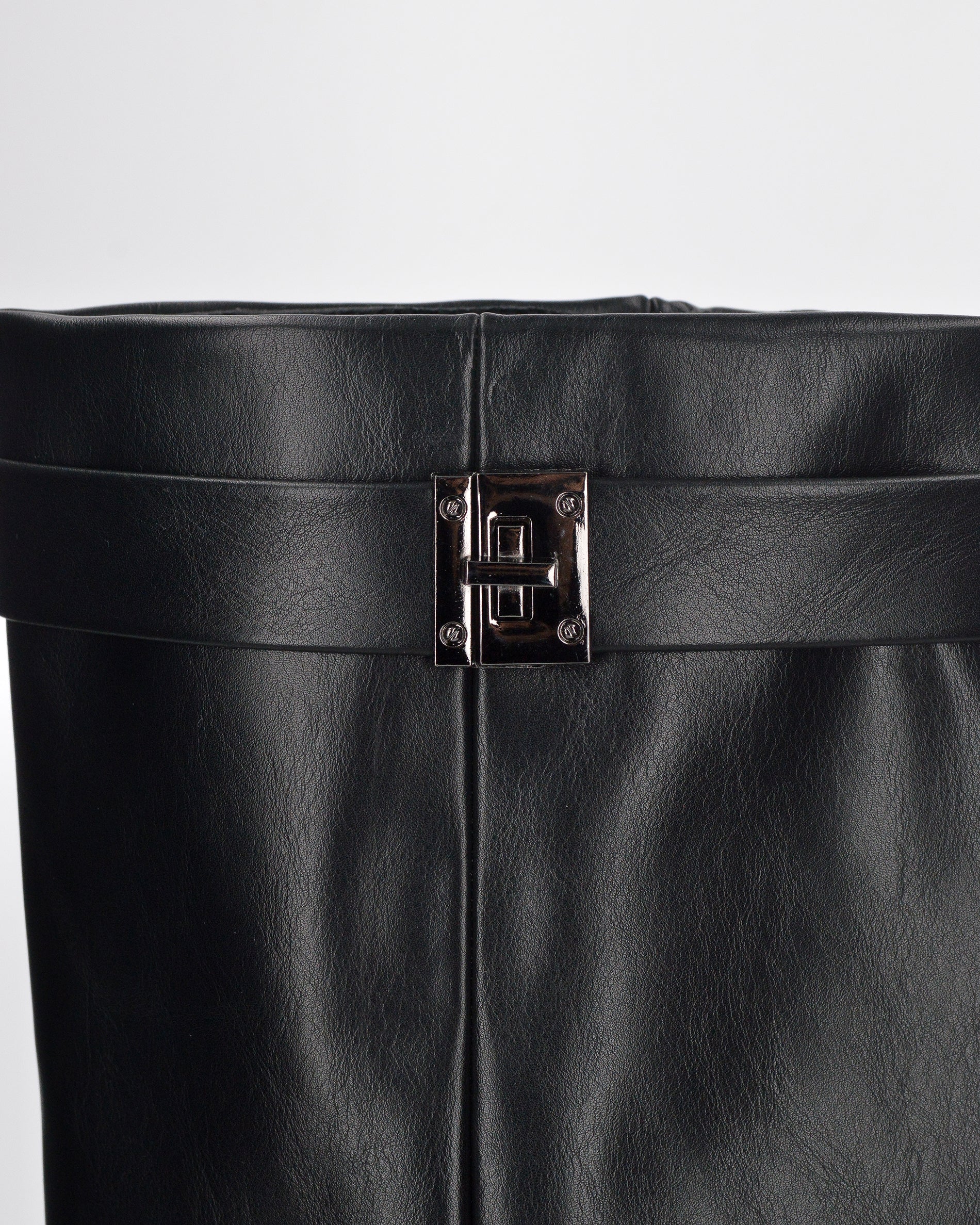 DALY - Stivale alto rigido con tacco nascosto in ecopelle nera e dettaglio chiusura argentata