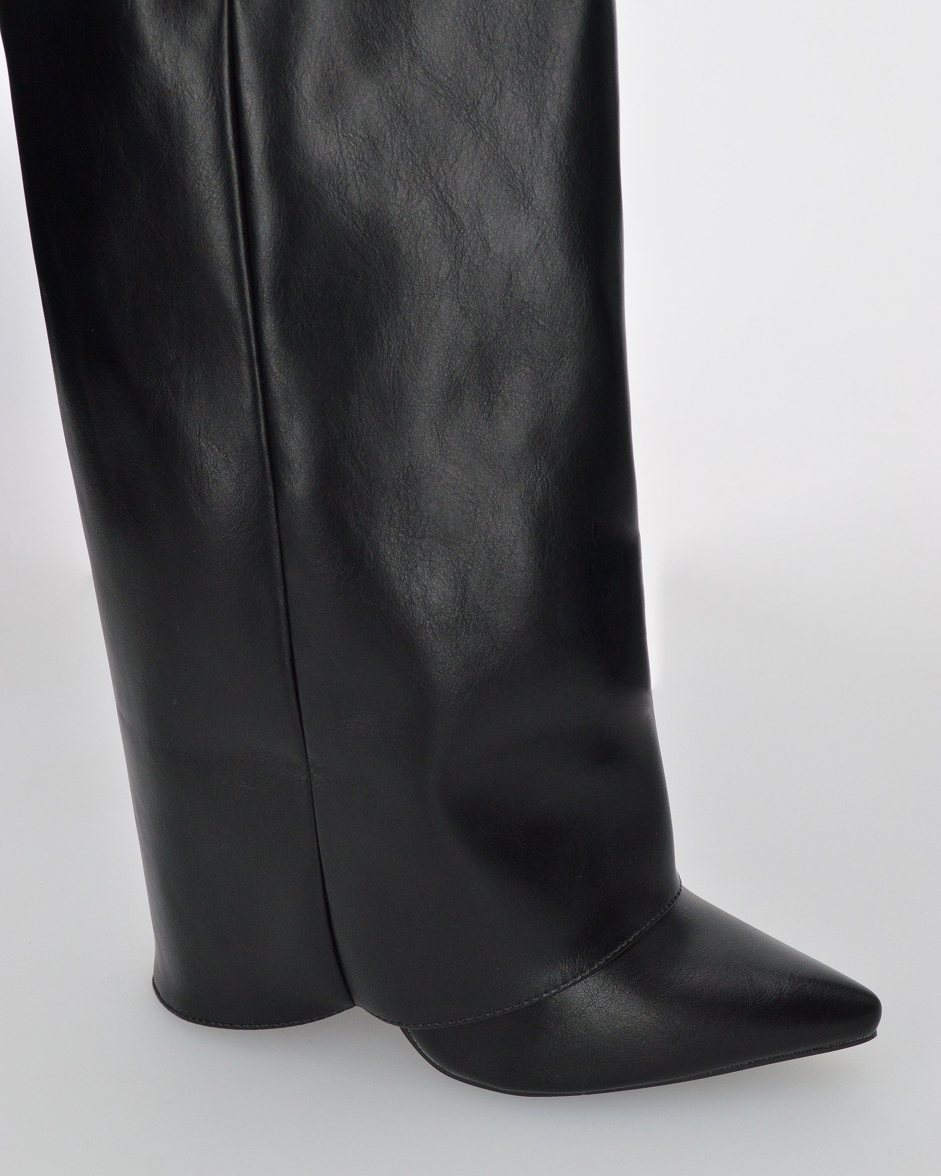 DALY - Stivale alto rigido con tacco nascosto in ecopelle nera e dettaglio chiusura argentata
