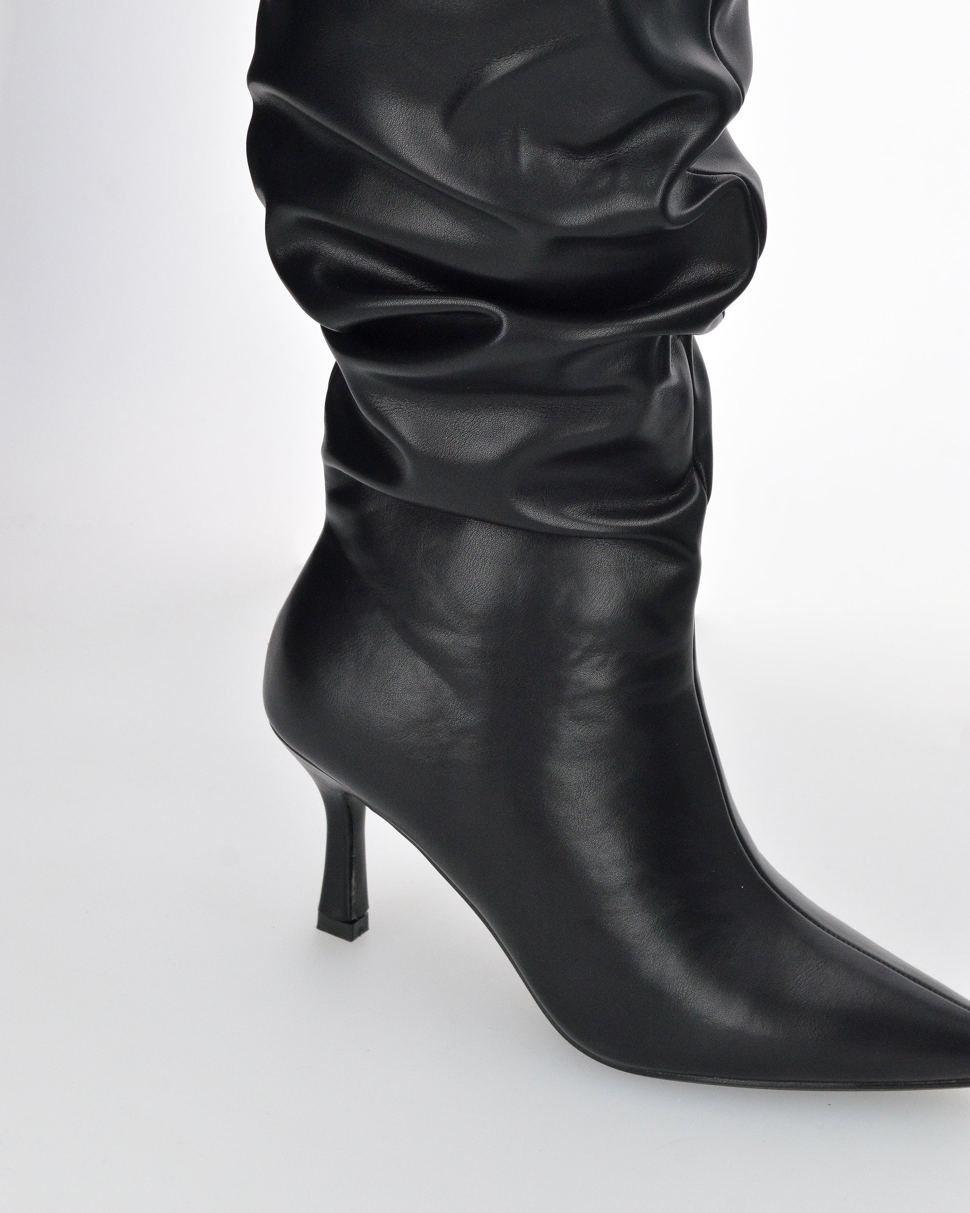 GRACY- Stivale alto arricciato, punta affusolata ecopelle nera