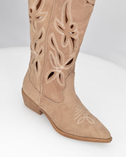 RISA - stivali texani alti beige in simil camoscio con ricami e lavorazione traforata