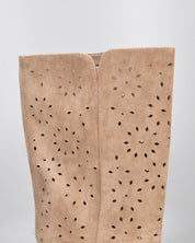 AKEMI - stivali alti beige in simil camoscio con lavorazione traforata floreale