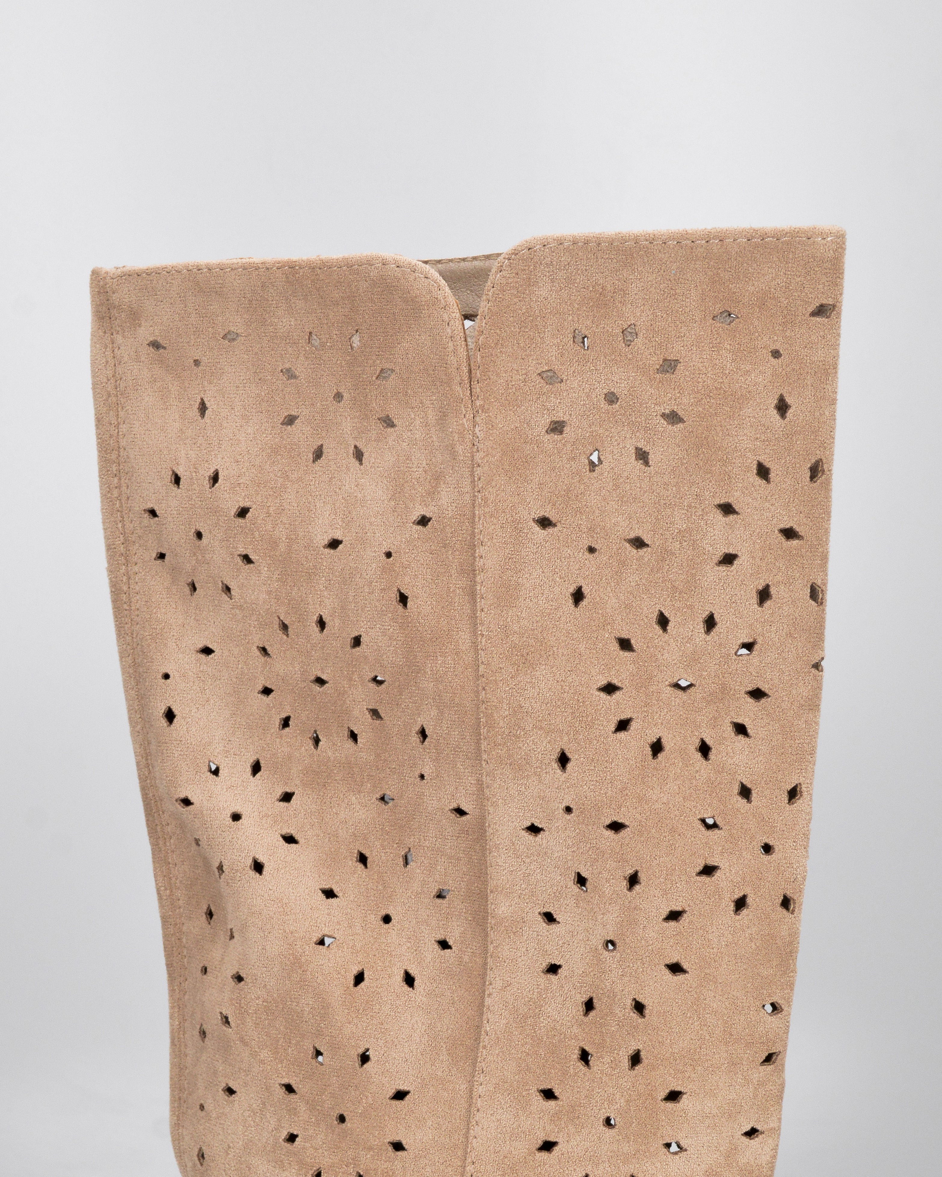 AKEMI - stivali alti beige in simil camoscio con lavorazione traforata floreale