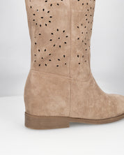 AKEMI - stivali alti beige in simil camoscio con lavorazione traforata floreale