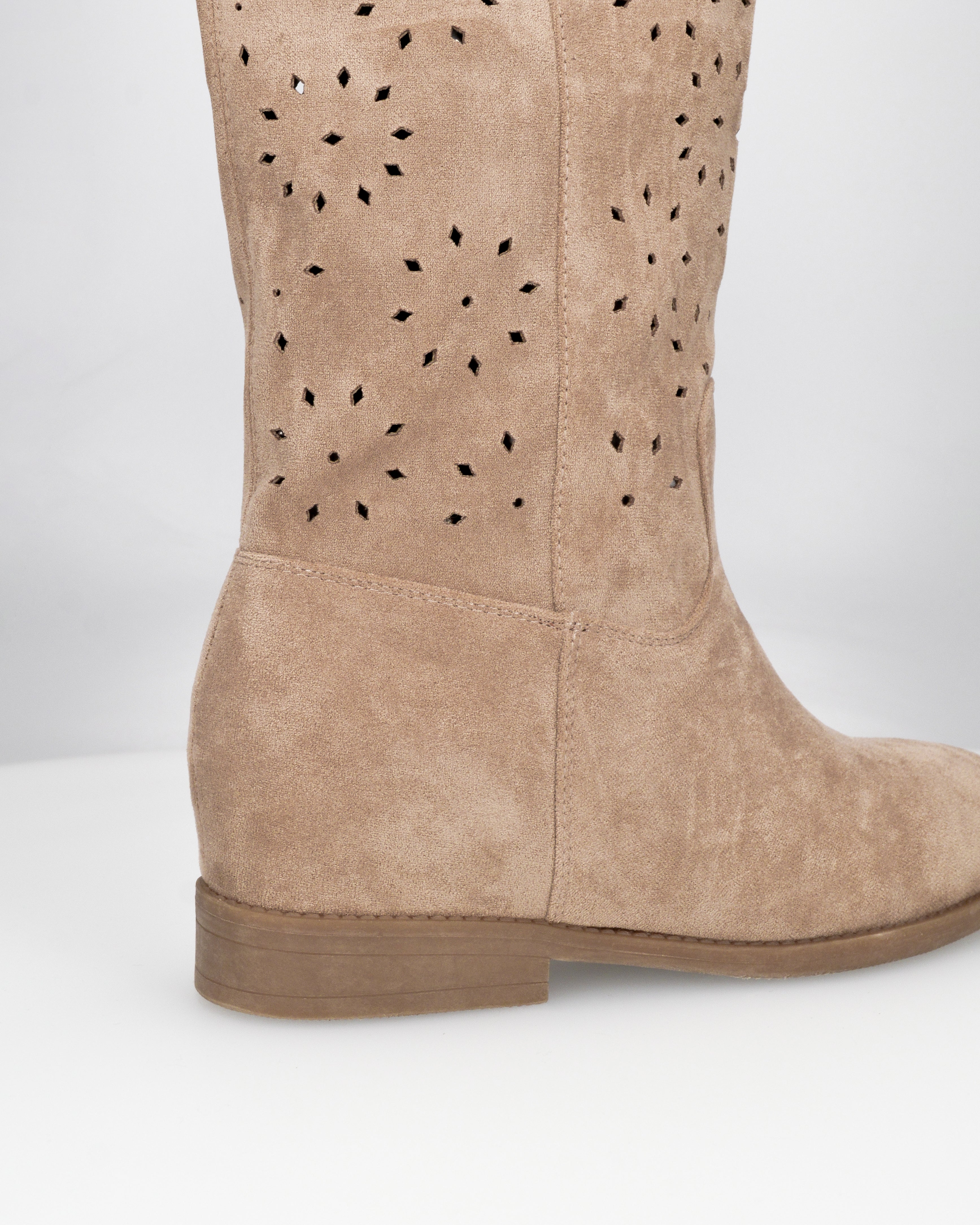 AKEMI - stivali alti beige in simil camoscio con lavorazione traforata floreale