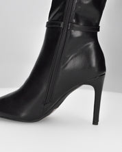 MAKI - Stivale alto sotto al ginocchio in ecopelle nero con tacco stiletto e fibbia gioiello