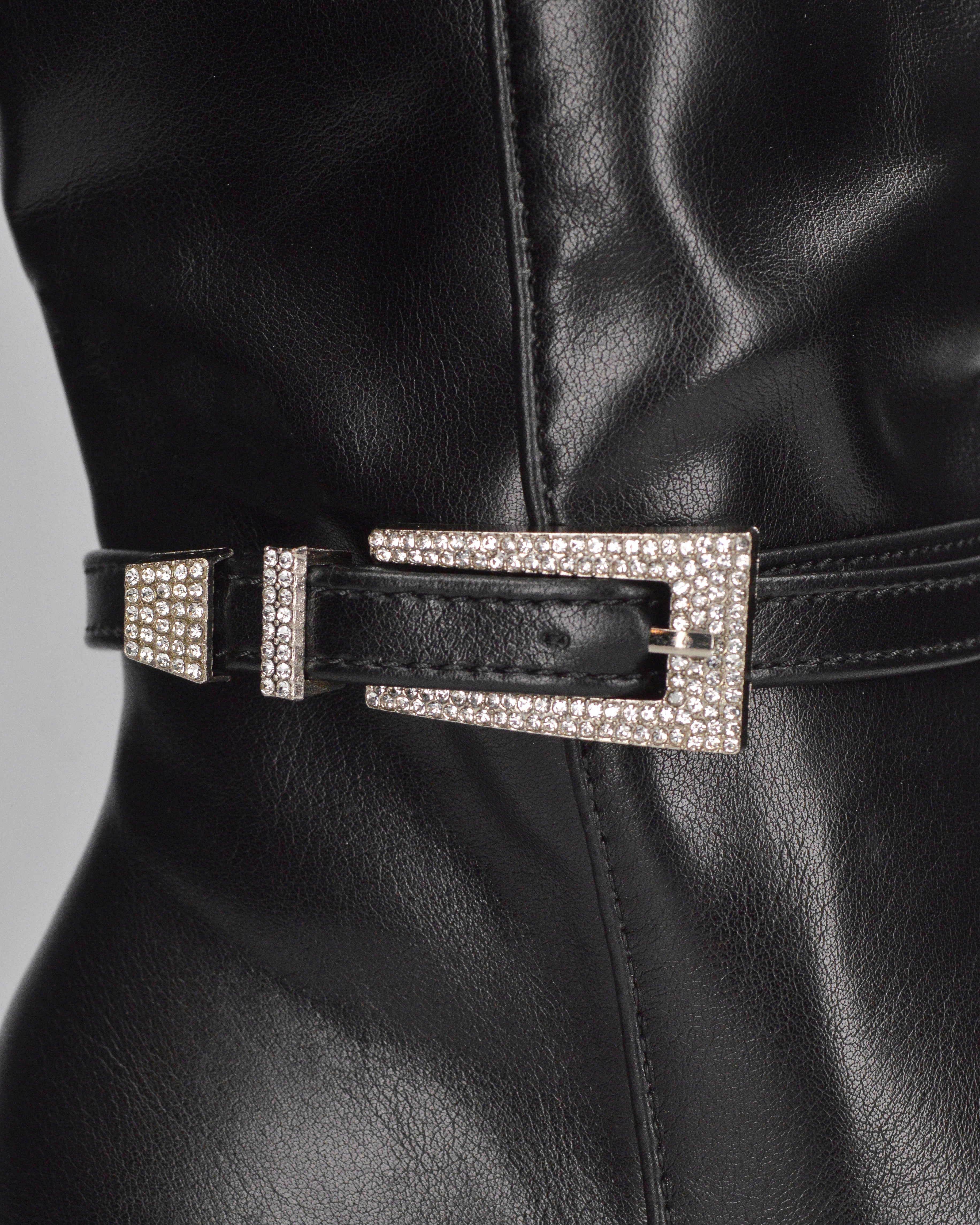 MAKI - Stivale alto sotto al ginocchio in ecopelle nero con tacco stiletto e fibbia gioiello