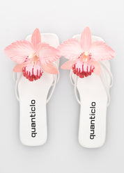 KILY - sandalini bassi bianchi con clip fiore orchidea rosa removibile