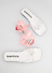 KILY - sandalini bassi bianchi con clip fiore orchidea rosa removibile