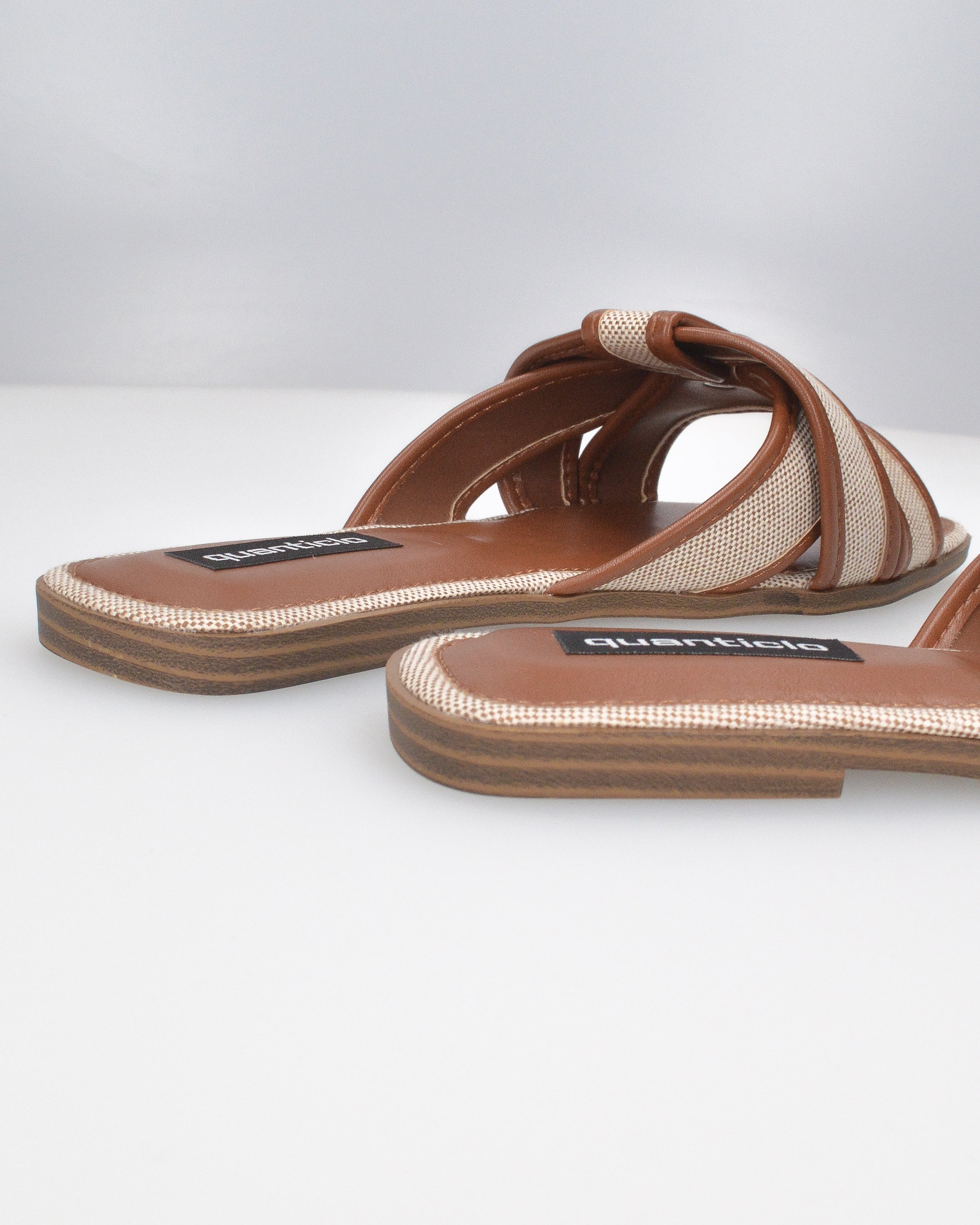BELLA - ciabattine in ecopelle liscia con fasce in tessuto beige