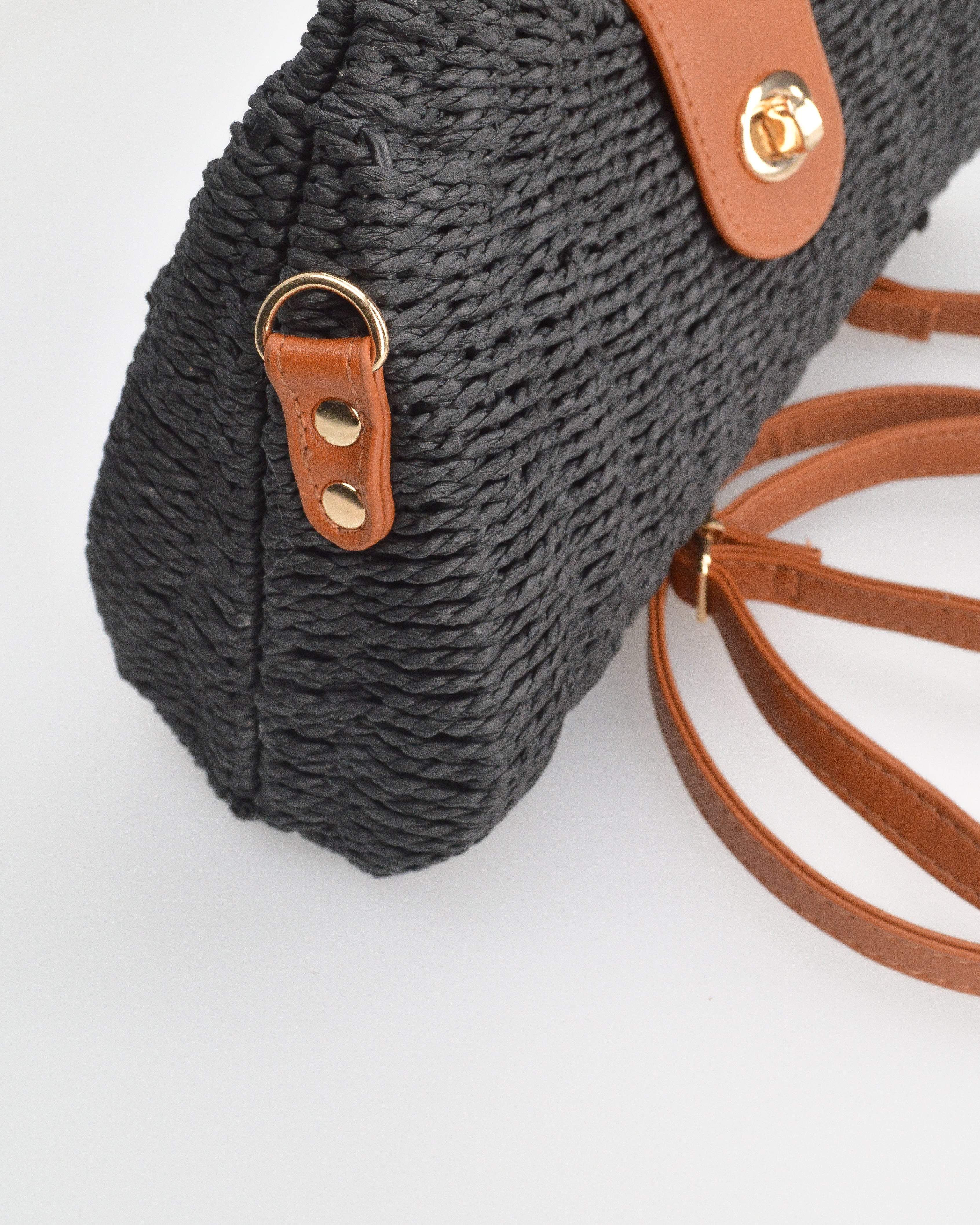 YESSA - borsa nera in materiale intrecciato con tracolla intrecciata