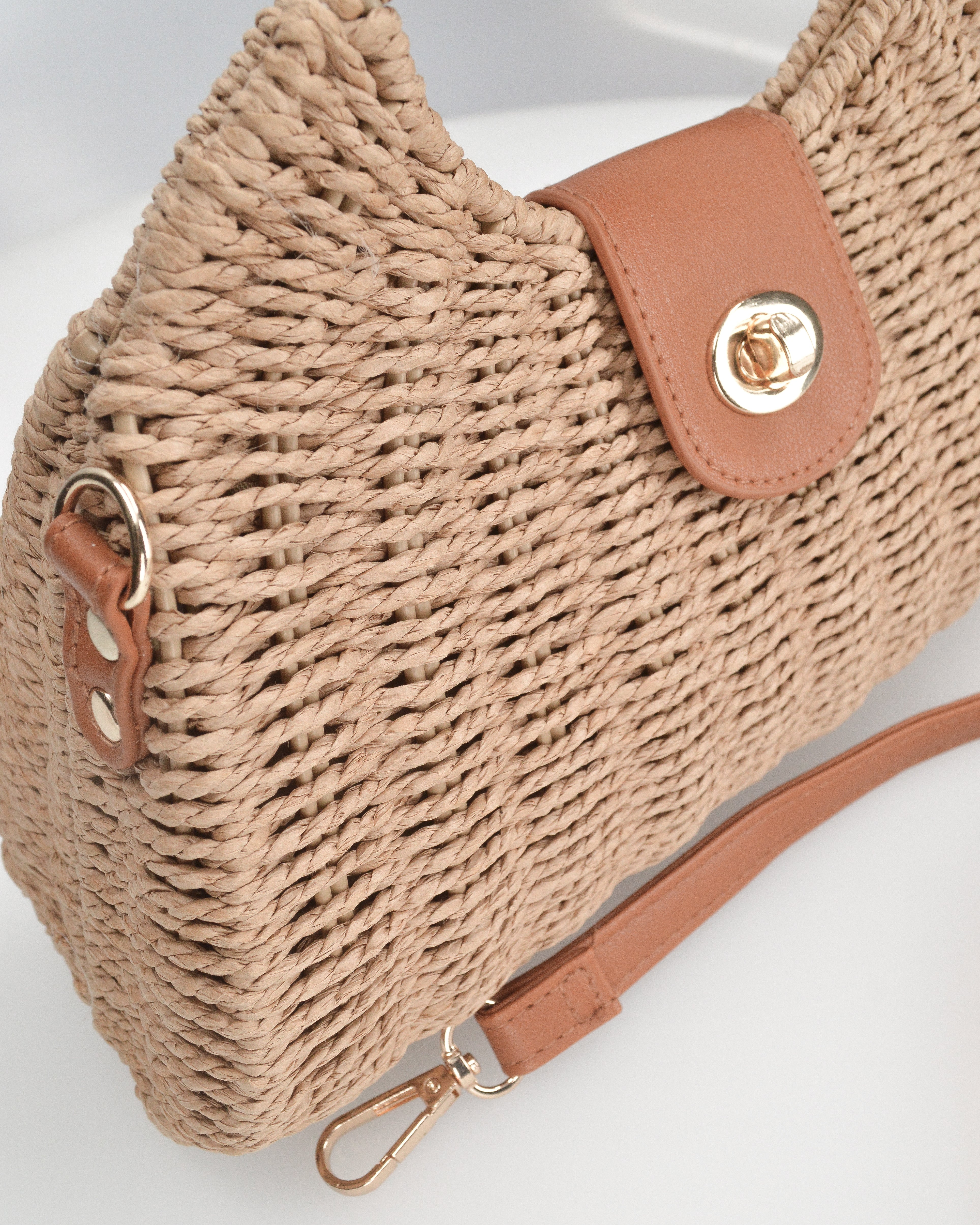 YESSA - borsa beige in materiale intrecciato con tracolla intrecciata