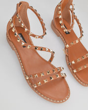 PERCY - sandali flat marroni con borchie metalliche
