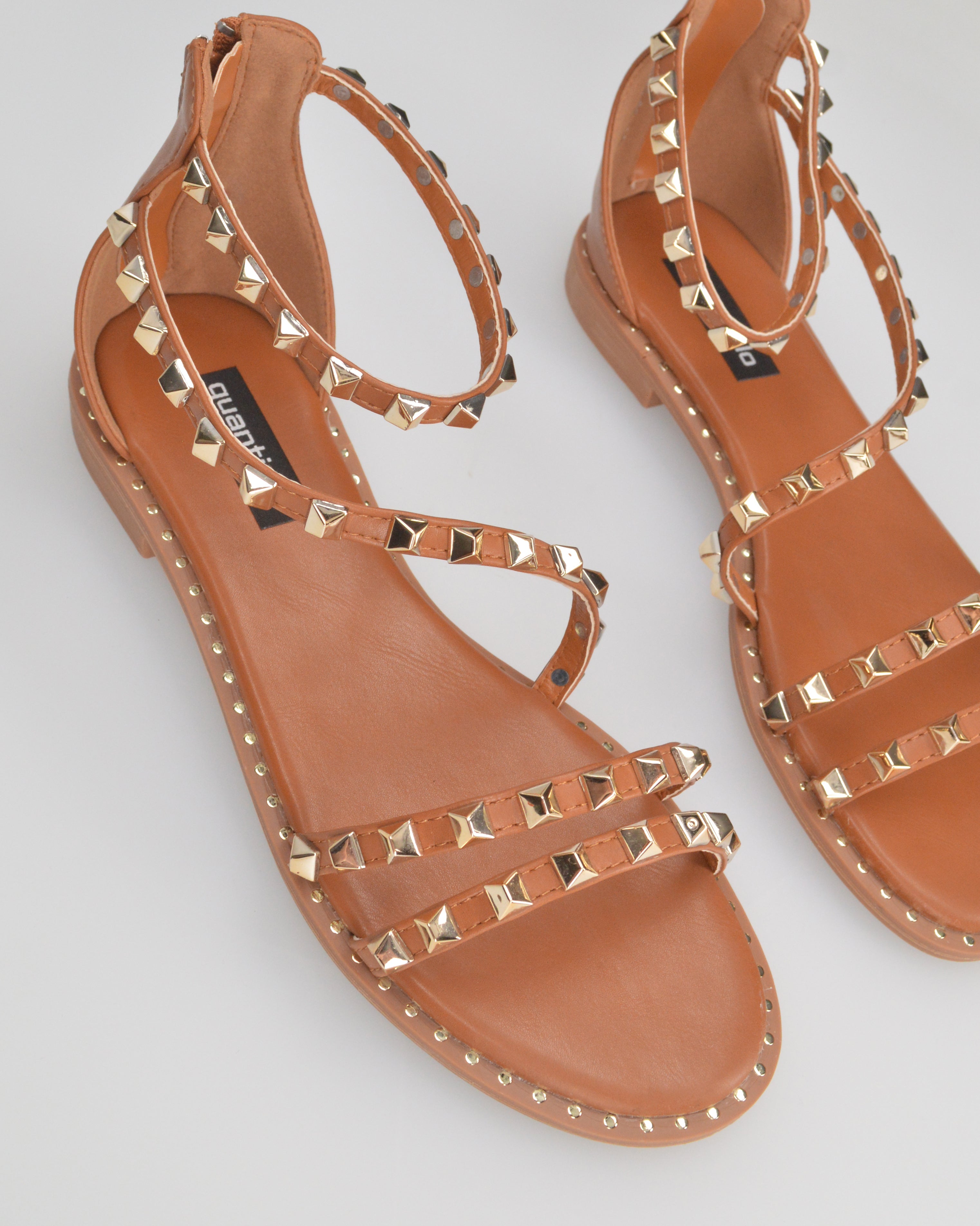 PERCY - sandali flat marroni con borchie metalliche