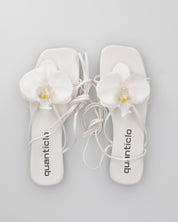 GINA - sandali flat bianchi con fiore decorativo