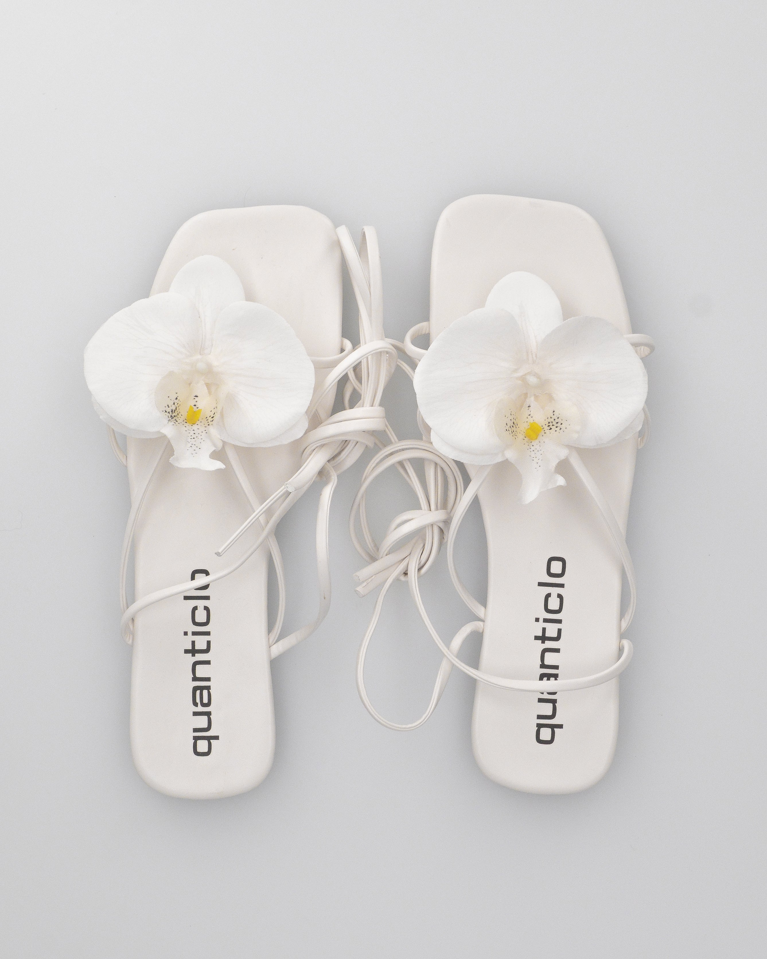 GINA - sandali flat bianchi con fiore decorativo