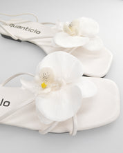 GINA - sandali flat bianchi con fiore decorativo