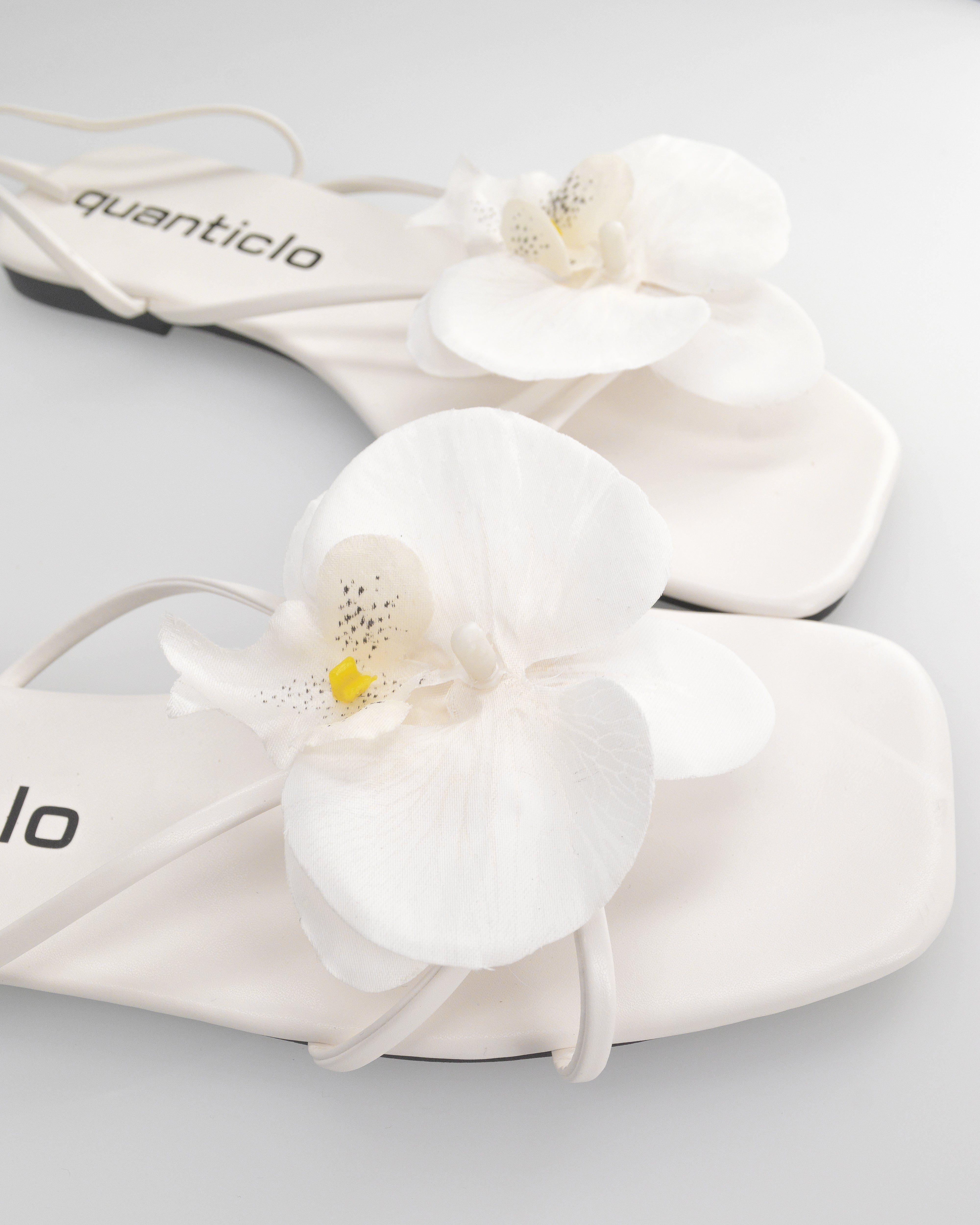 GINA - sandali flat bianchi con fiore decorativo